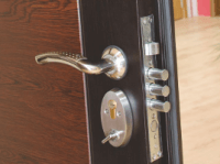 Заключваща система на метална входна врата - ключалка