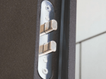 Активни заключващи шипове на метална входна врата