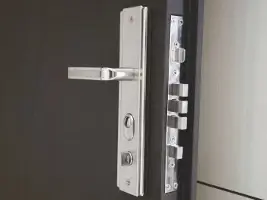 Активни заключващи шипове на метална врата